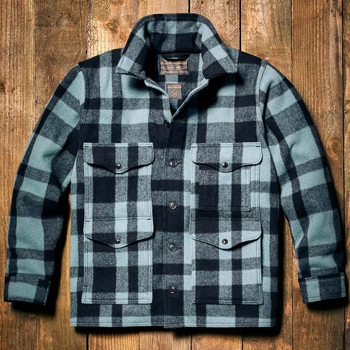 Filson Mackinaw Wool Cruiser Jacket Faded Blue/Black Heritage, Made of 100% virgin Mackinaw Wool for comfort, natural water-repellency and insulating warmth in any weather conditions.