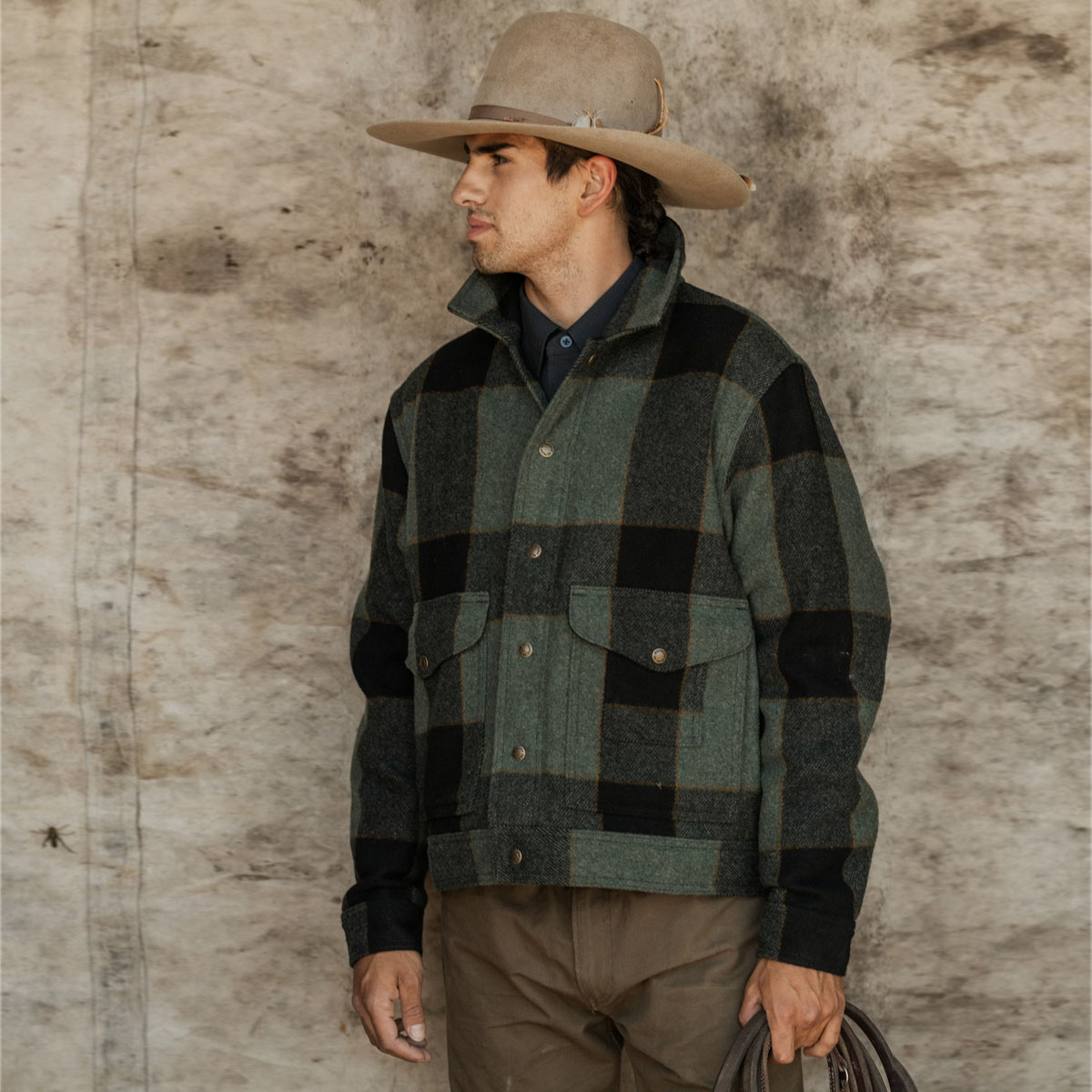 Filson Mackinaw Wool Work Jacket Graystone/Black Plaid, this classic jacket is a true tool for every outdoorsman.