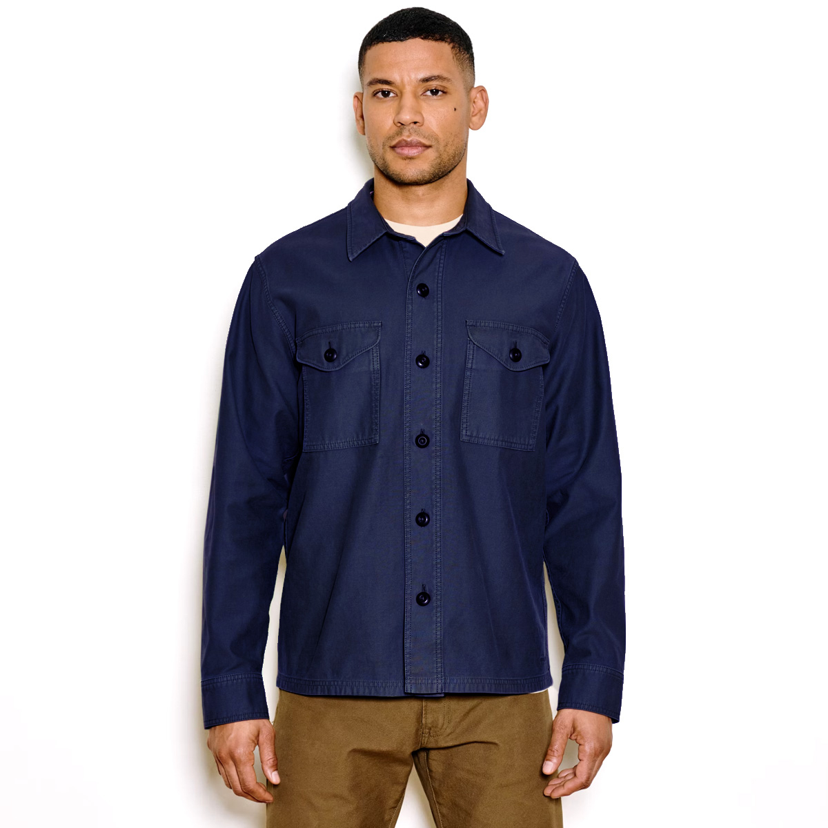 Filson Field Jac-Shirt Blue Mussel, made of strong midweight fabric with a reverse-sateen weave, smooth on the inside for easy layering