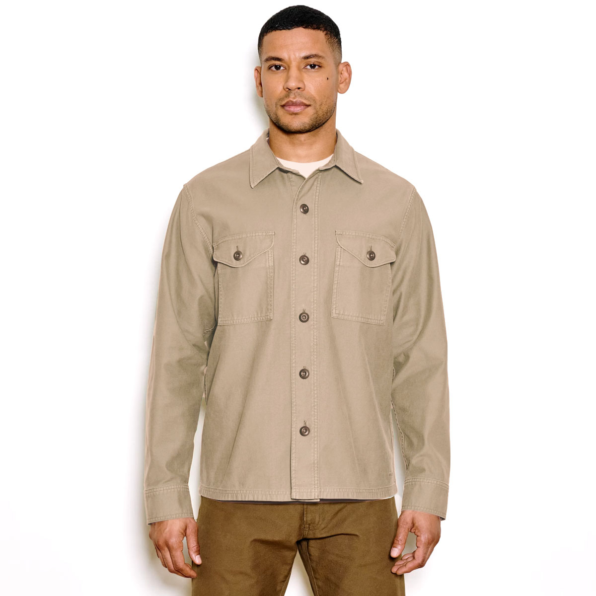 Filson Field Jac-Shirt Gray Khaki, made of strong midweight fabric with a reverse-sateen weave, smooth on the inside for easy layering