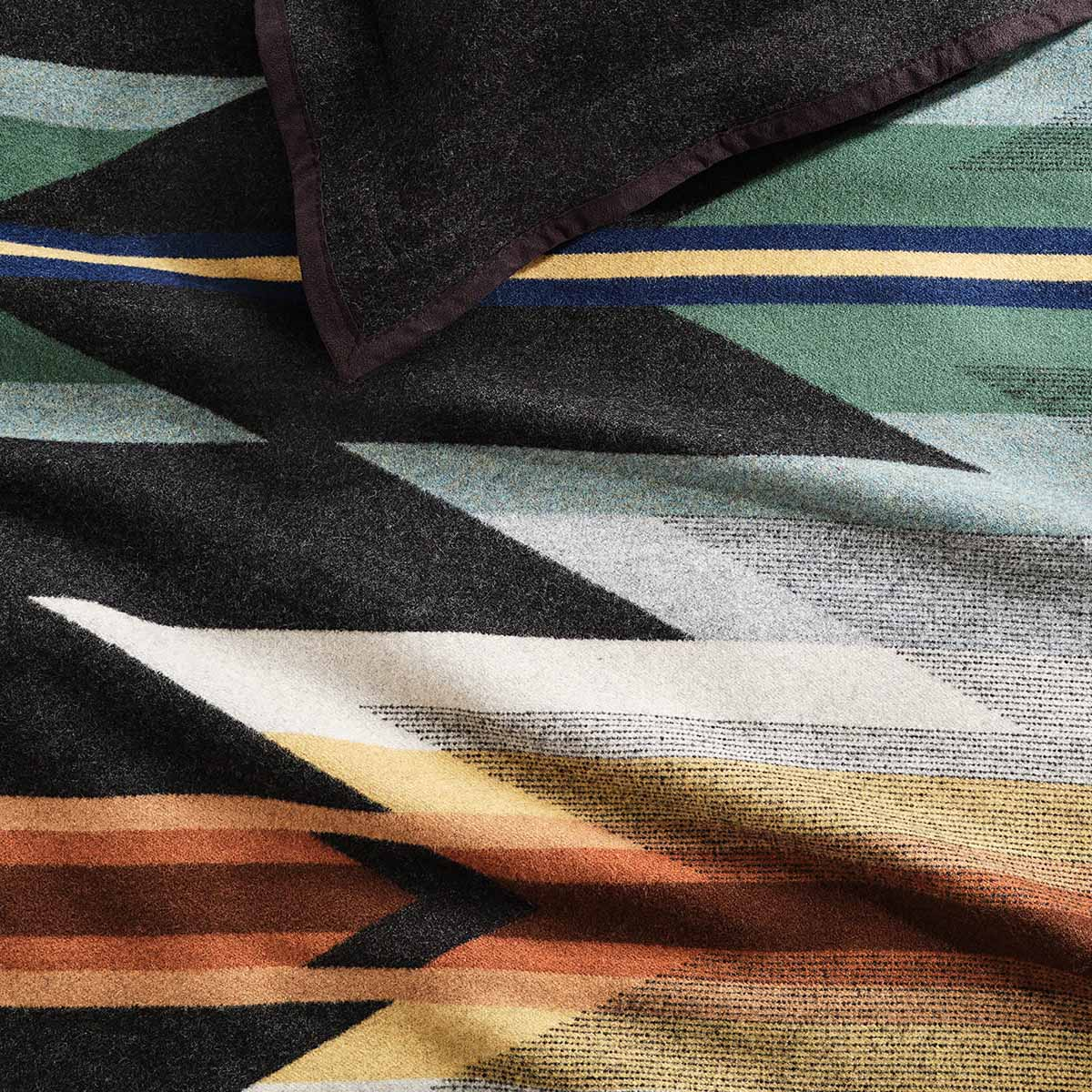 Pendleton Jacquard Unnapped Robe Wyeth Trail Oxford, these blanket fit perfectly over a double bed, can be used for wall hangings or just for cuddling up on the sofa