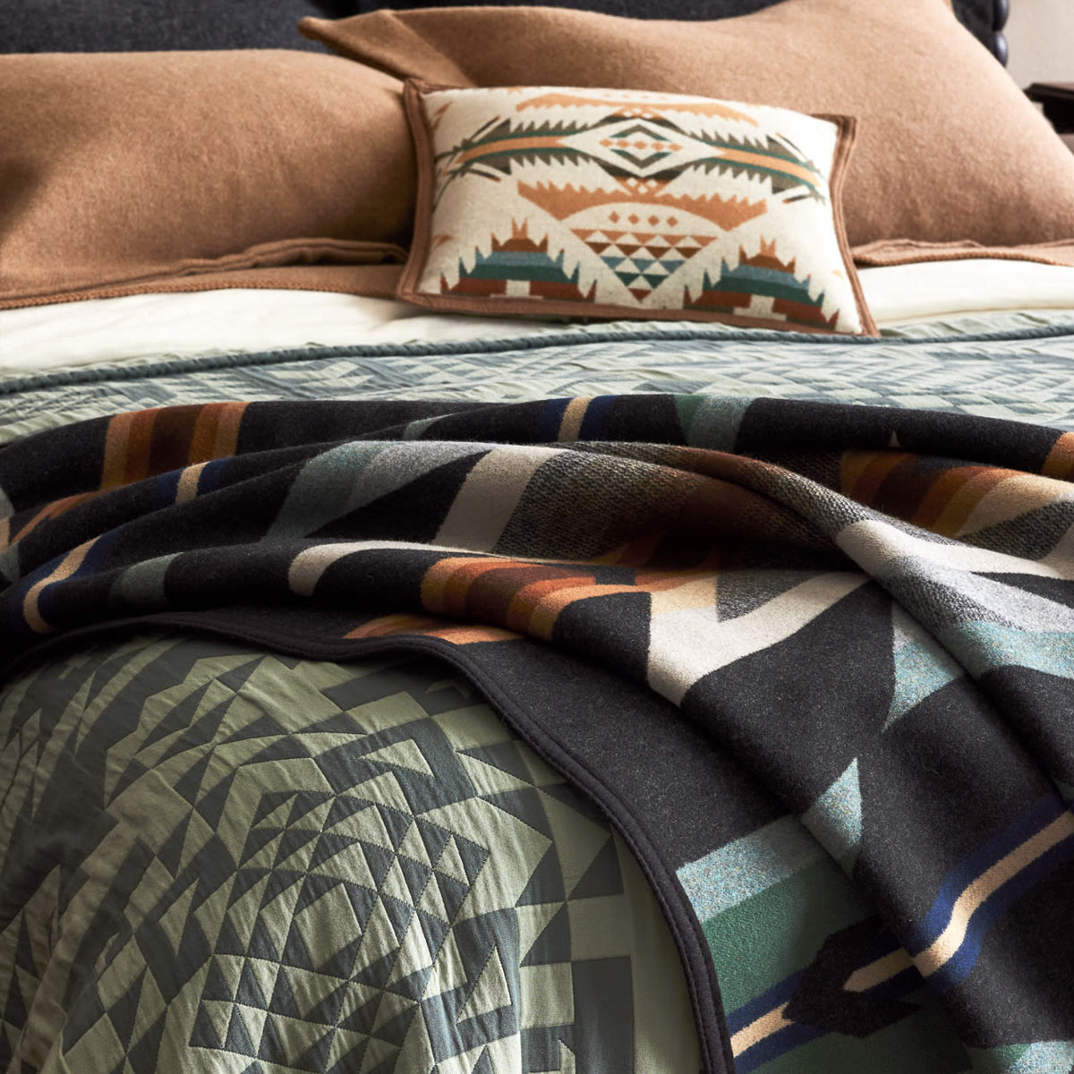 Pendleton Jacquard Unnapped Robe Wyeth Trail Oxford, blankets perfect for drape over a bed, for picnics, camping or curling up indoors